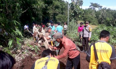 Polres-Jember-Siagakan-Personel-di-Pantai-Saat-Ops-Lilin-Semeru-2024,-Antisipasi-Bencana-Hidrometeorologi